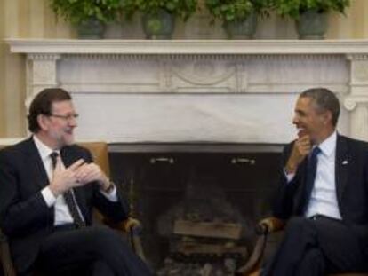Fotografía facilitada por la Presidencia del Gobierno del presidente de Estados Unidos, Barack Obama (d), y el jefe del Gobierno español, Mariano Rajoy, durante la reunión que ambos han mantenido en la Casa Blanca, en Washington.