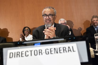 Tedros Adhanom Ghebreyesus, director general de la OMS, aplaude tras la aprobación del tratado de pandemias, este martes en Ginebra.¡
