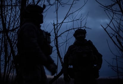 Soldados del Ejército de Ucrania, cerca de la línea de frente de la ciudad de Avdiivka.