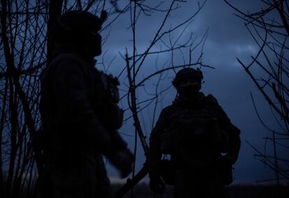 Soldados del Ejército de Ucrania, cerca de la línea de frente de la ciudad de Avdiivka.