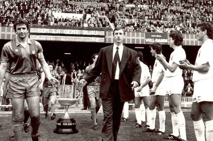 Alesanco y Johan Cruyff llevan la Copa del Rey de 1990.