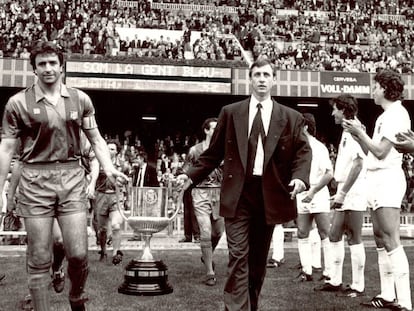 Alesanco y Johan Cruyff llevan la Copa del Rey de 1990.