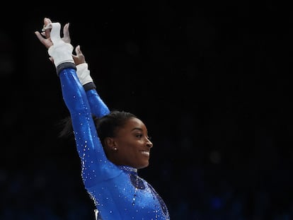 Simone Biles, durante una de sus rutinas en el Mundial de gimnasia, en Amberes (Bélgica), el viernes.