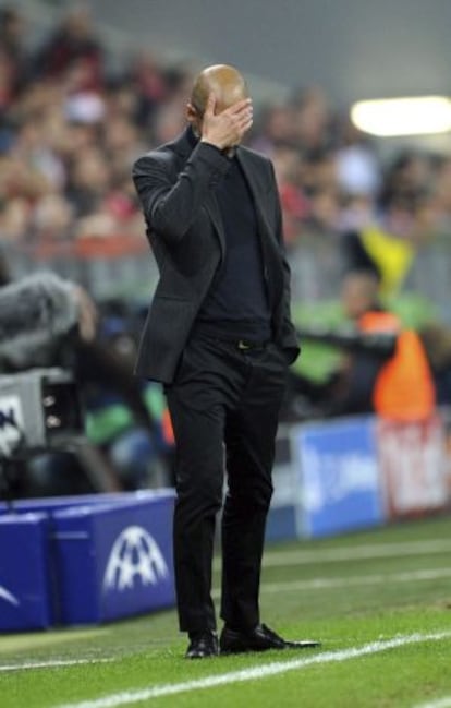 Guardiola, técnico del Bayern, se lamenta durante el partido.