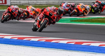 Bagnaia, al frente del grupo de pilotos de MotoGP en el GP de San Marino.