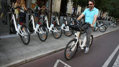 Un cicilista usuario de biciMad, en junio de 2014.