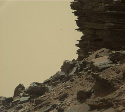 Esta vista hecha con la cámara 'mast' del rover muestra un afloramiento de diferentes capas de rocas en la ladera de la región Murray Buttes, cerca del Monte Sharp.