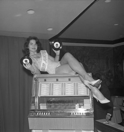 A?o 1959. Pascale Breugnot es elegida Miss Jukebox en una discoteca de Pars.