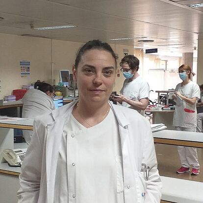 <b>Ana Vegas (43), infectóloga del Hospital Universitario de Alcorcón (Madrid).</b><p> Ha atendido a pacientes desde que empezó el brote en su centro: "Ha sido tan rápido que nos ha pillado a todos desprevenidos", dice. A pesar de ello y de las dificultades mantiene el optimismo.