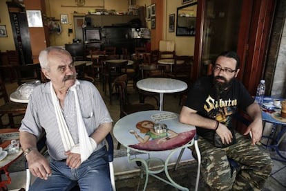 Dois gregos num café de Atenas, na sexta-feira.