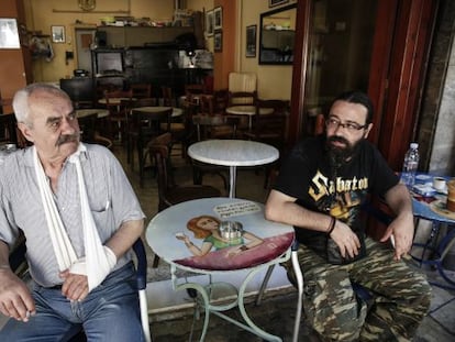 Dos griegos en un caf&eacute; de Atenas este viernes. 