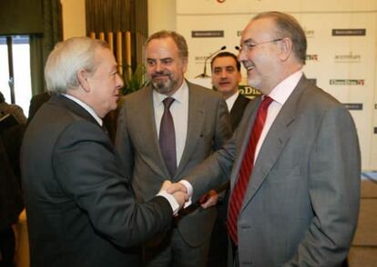 El presidente de Prisa, Ignacio Polanco; el ministro de Economía, Pedro Solbes, y el ex ministro de Economía, Carlos Solchaga