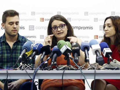 M&ograve;nica Oltra, con Isaura Navarro y Fran Ferri, al anunciar la sentencia contra la opacidad.