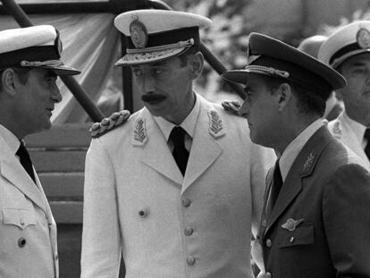 El general Jorge Rafael Videla charla con el almirante Emilio Massera y el brigada Orlando Agosti, poco antes del golpe de Estado de 1976.
