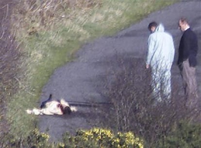 Imagen de archiv,o datada en 2000, de unos policías de Irlanda del Norte junto al cadáver de un hombre asesinado presuntamente por paramilitares en connivencia con las Fuerzas de Seguridad Británicas.