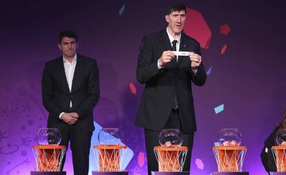 El exjugador rumano Muresan, con la papeleta de Espa&ntilde;a, en el sorteo del Eurobasket.