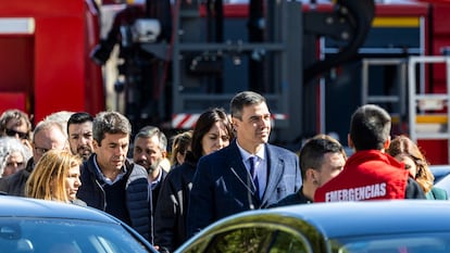 El presidente del Gobierno, Pedro Sánchez (centro), a su llegada este viernes a la zona afectada por el incendio en Valencia. 
