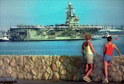 'JFK':<i>No puedo contemplar la magnificencia del portaaviones 'JFK' sin que se me aparezca Bush júnior jugando al golf</i>