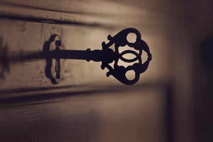 Una llave en un antigua puerta de madera.