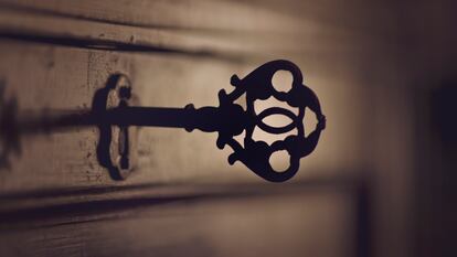 Una llave en un antigua puerta de madera.