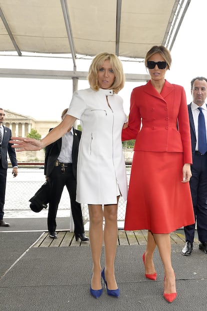 2017, en Pars. En los das que dur la visita oficial del matrimonio Trump a Francia en 2017,Macron opt por el enfoque moderno del chic francs: frente a la elegancia clsica de Melania Trump, vestida de Dior, Macron opt por un minivestido blanco de Louis Vuitton en un tejido similar al neopreno, con cuello alto y cremallera frontal. Era un conjunto sencillo y fresco que se combinaba con el minibolso de mano de Vuitton de la temporada y tacones azul marino, una eleccin en la que se plasma su estilo personal.