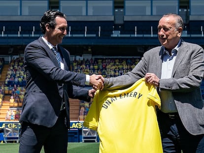 El nuevo entrenador del Villarreal, Unai Emery,  con el presidente, Fernando Roig, en el Estadio de La Cerámica.