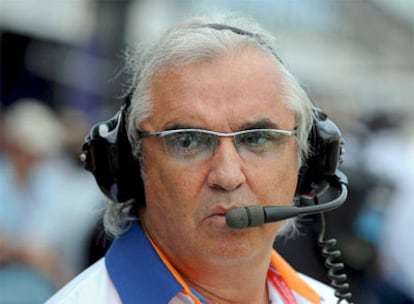 Flavio Briatore observa desde la línea de <i>boxes</i> la última sesión previa el Gran Premio de Australia.