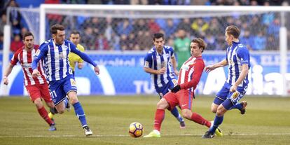 Griezmann intenta mantener el balón rodeado de rivales.