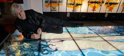 El dibujante Milo Manara posa con uno de sus dibujos, en una imagen de 2010. Foto de Samuel Sánchez. 