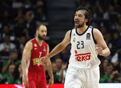 El base del Real Madrid Sergio LLull celebra una canasta con Vassillis Spanoulis al fondo.