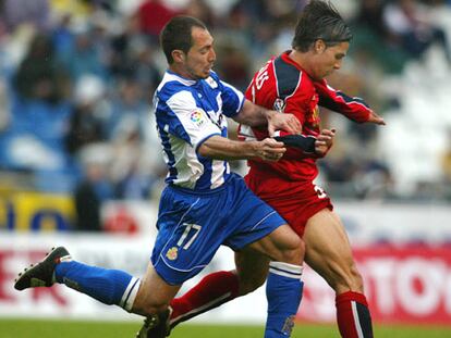 Munitis trata de arrebatar el balón a un rival.