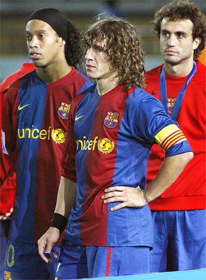 Ronaldinho, Puyol y Ezquerro obervan cariacontecidos la celebración brasileña