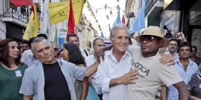 El comunista Jerónimo de Sousa, en el centro, en la campaña en Setúbal.