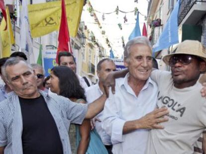 El comunista Jer&oacute;nimo de Sousa, en el centro, en la campa&ntilde;a en Set&uacute;bal. 