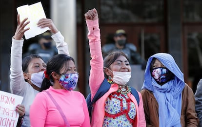 Manifestantes protestan contra los abusos del Ejército colombiano afuera de una instalación militar en Bogotá.