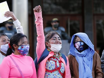 Manifestantes protestan contra los abusos del Ejército colombiano afuera de una instalación militar en Bogotá.