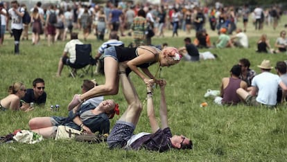 Asistentes descansan cerca de uno de los escenarios antes de un concierto durante el segundo día de festival, 26 de junio de 2014.