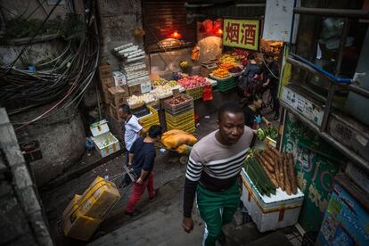 Un hombre en un mercado en el barrio de Sanyuanli, en Cant&oacute;n (China)