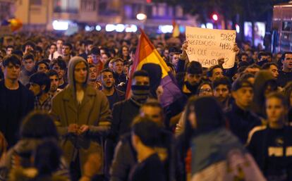 Una multitud se manifiesta por las calles de Sevilla.