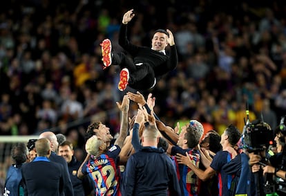 Xavi es lanzado al aire por los jugadores del Barcelona, en la celebración del título de Liga.