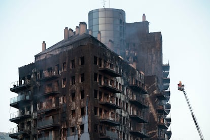 Los bomberos continúan trabajando este viernes tras el  devastador incendio en un edificio de viviendas, en Valencia. 