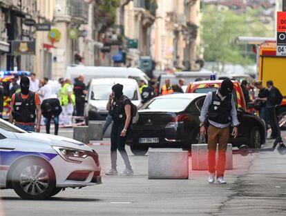 Policías, gendarmes y militares de la llamada Operación Centinela, desplegada en tareas antiterroristas, acordonaron el barrio, muy concurrido a esa hora y ese día. La Prefectura de la región Auvernia-Ródano-Alpes hizo un llamamiento para que los ciudadanos evitaran acercarse a la zona. También pidió no transmitir por las redes los rumores que empezaron a circular sobre otras explosiones en Lyon, que desmintió.