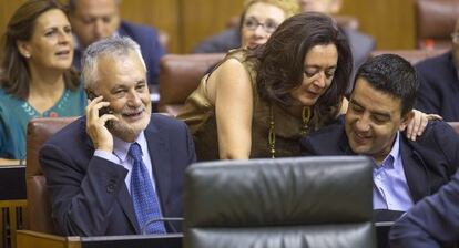 Griñán junto a María del Mar Moreno y Mario Jiménez, los tres nuevos senadores elegidos por el Parlamento de Andalucía.