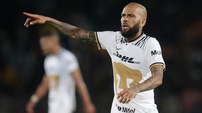 El futbolista Daniel Alves durante un partido con Pumas en el Estadio Olímpico de México.