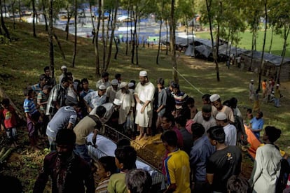 Rohi&ntilde;&aacute;s musulmanes rodean el cad&aacute;ver de un hombre de 68 que seg&uacute;n ellos fue asesinado por el ej&eacute;rcito de Myanmar