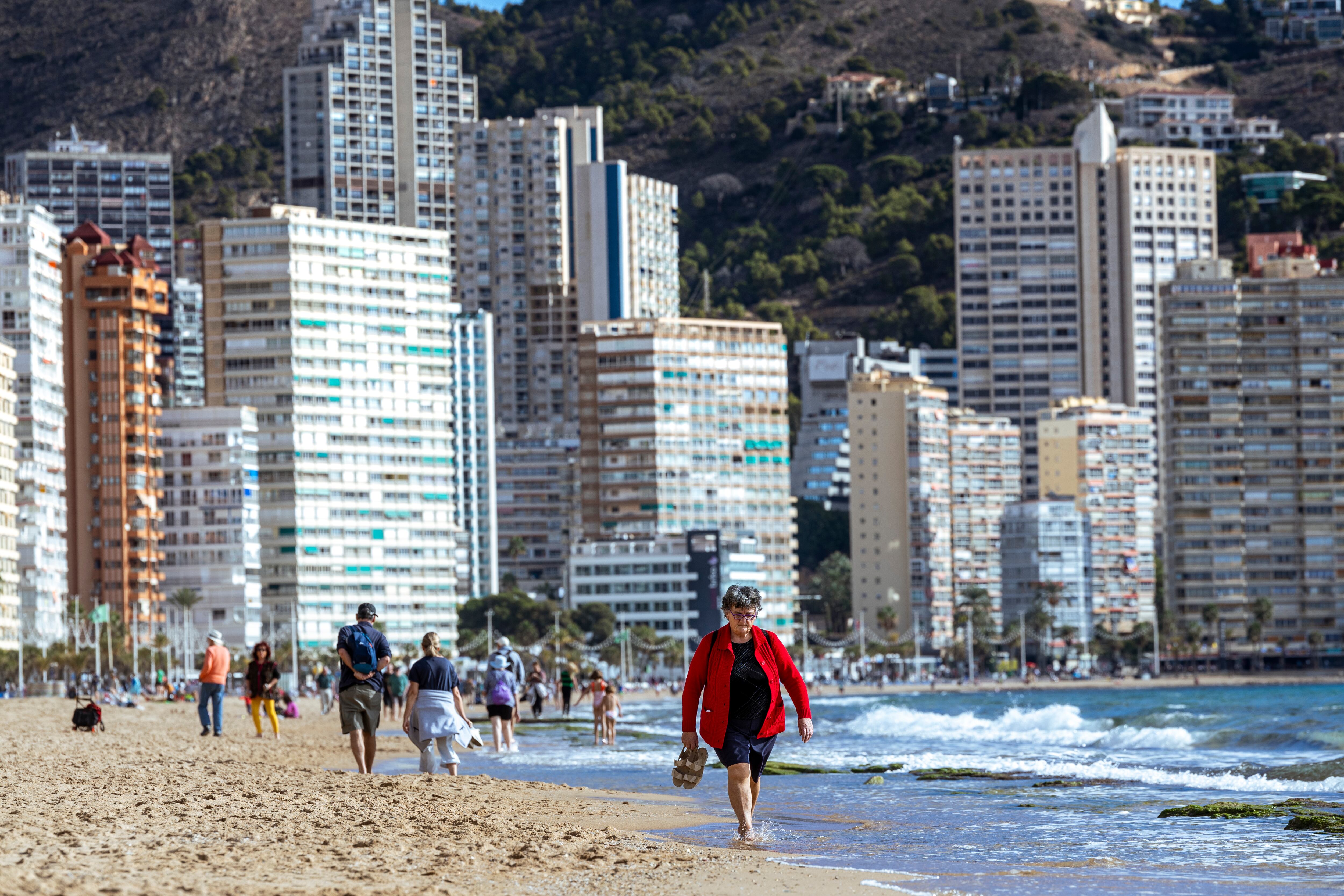 Turistas en Benidorm en la zona de la playa del Levante.