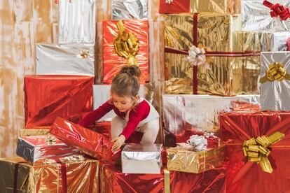 Una niña nada en un mar de regalos