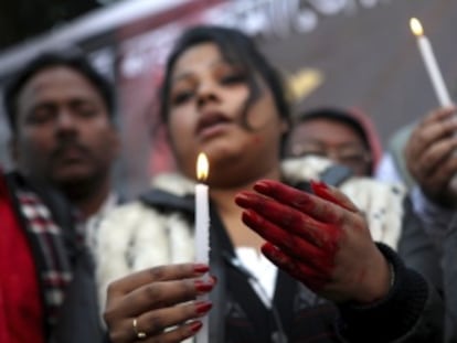 Manifestación en Calcuta en apoyo a la joven india violada.