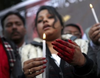 Manifestación en Calcuta en apoyo a la joven india violada.