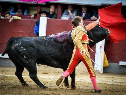 Momento de la cornada que sufrió el torero en el ojo derecho en Las Ventas.